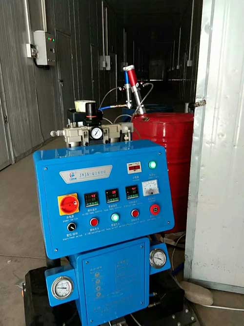 聚氨酯噴涂多少錢一噸(圖1) 冷庫(kù)聚氨酯噴涂多少錢一噸