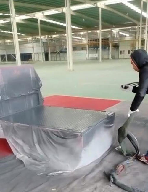 聚脲涂料噴汽車(chē)車(chē)廂防腐(圖1) 聚脲涂料噴汽車(chē)車(chē)廂防腐案例